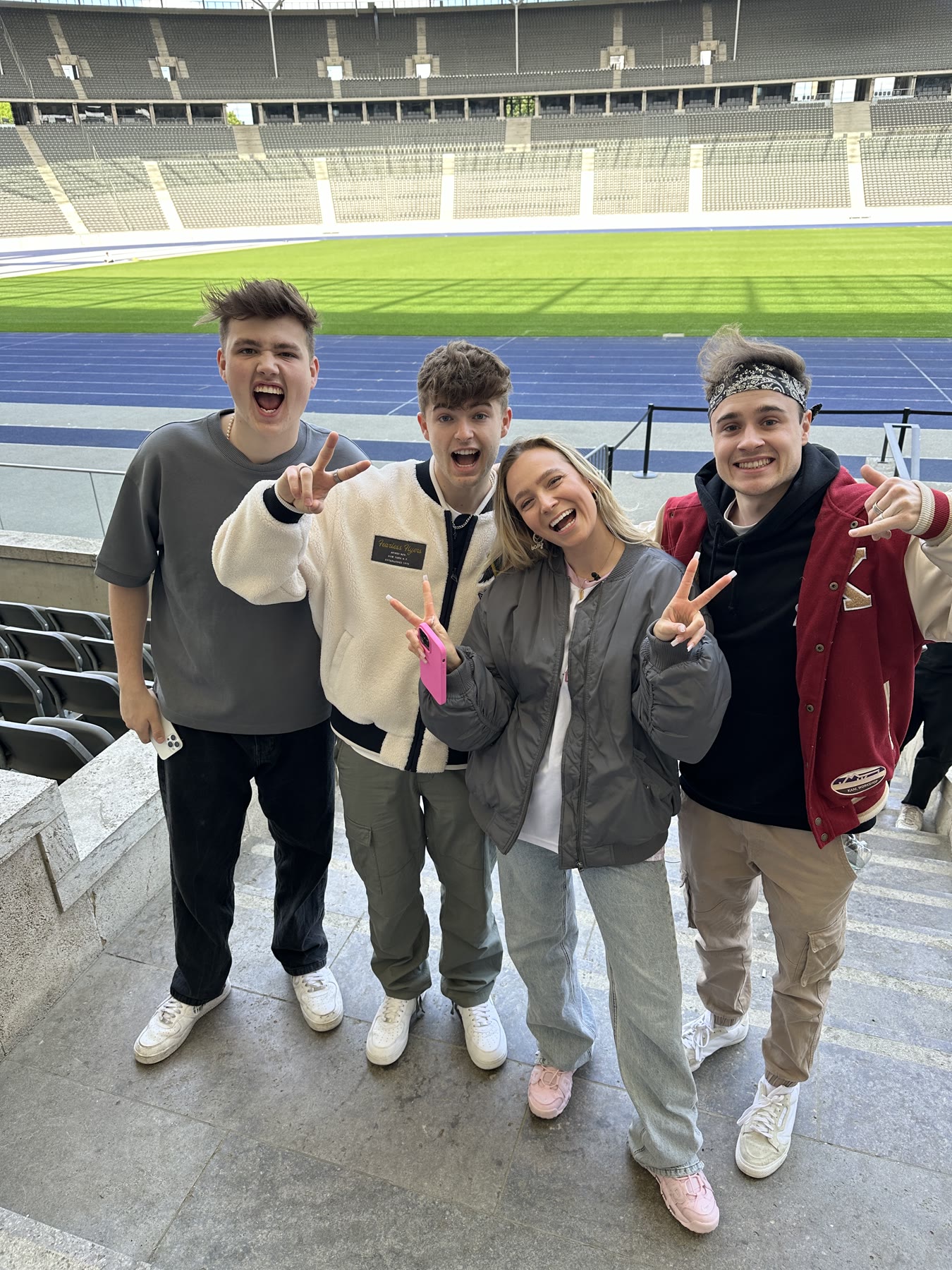 Lewinray mit weiteren Creatorn im Olympiastadion als Motiv für Hey vs. Ray